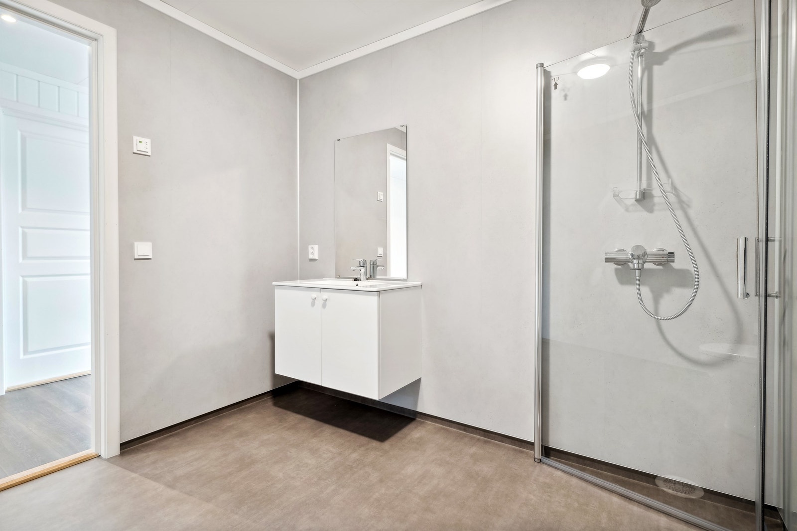 Lettstelt bad med belegg på gulv. Praktisk innfellbare dusjhjørner. Galleribilde