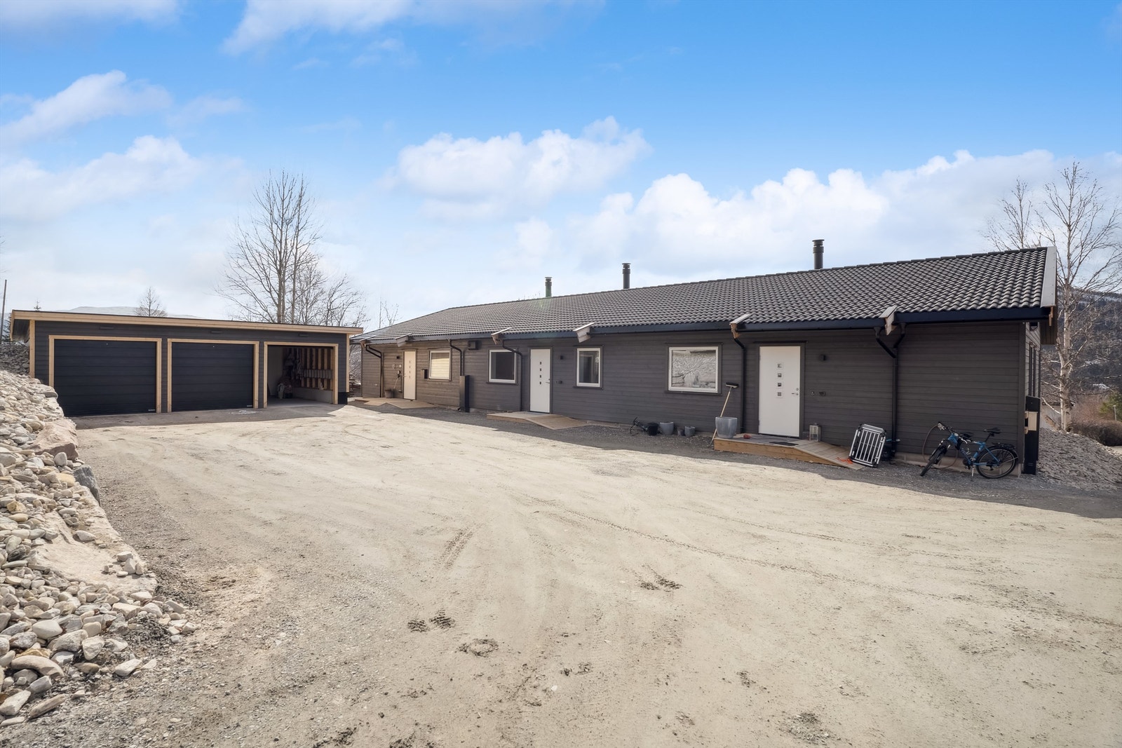 Romslig gårdsplass med garasje i felles anlegg. Galleribilde