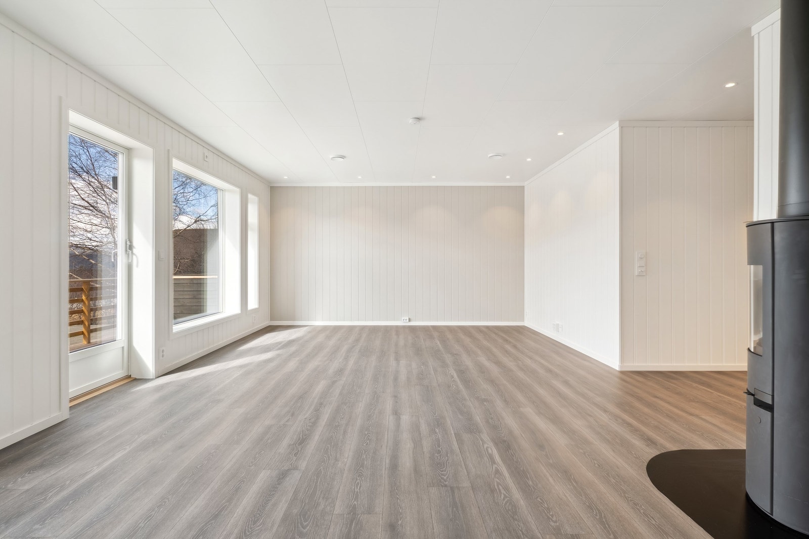 Stue/kjøkken har varme i gulv i tillegg til peisovn. Galleribilde