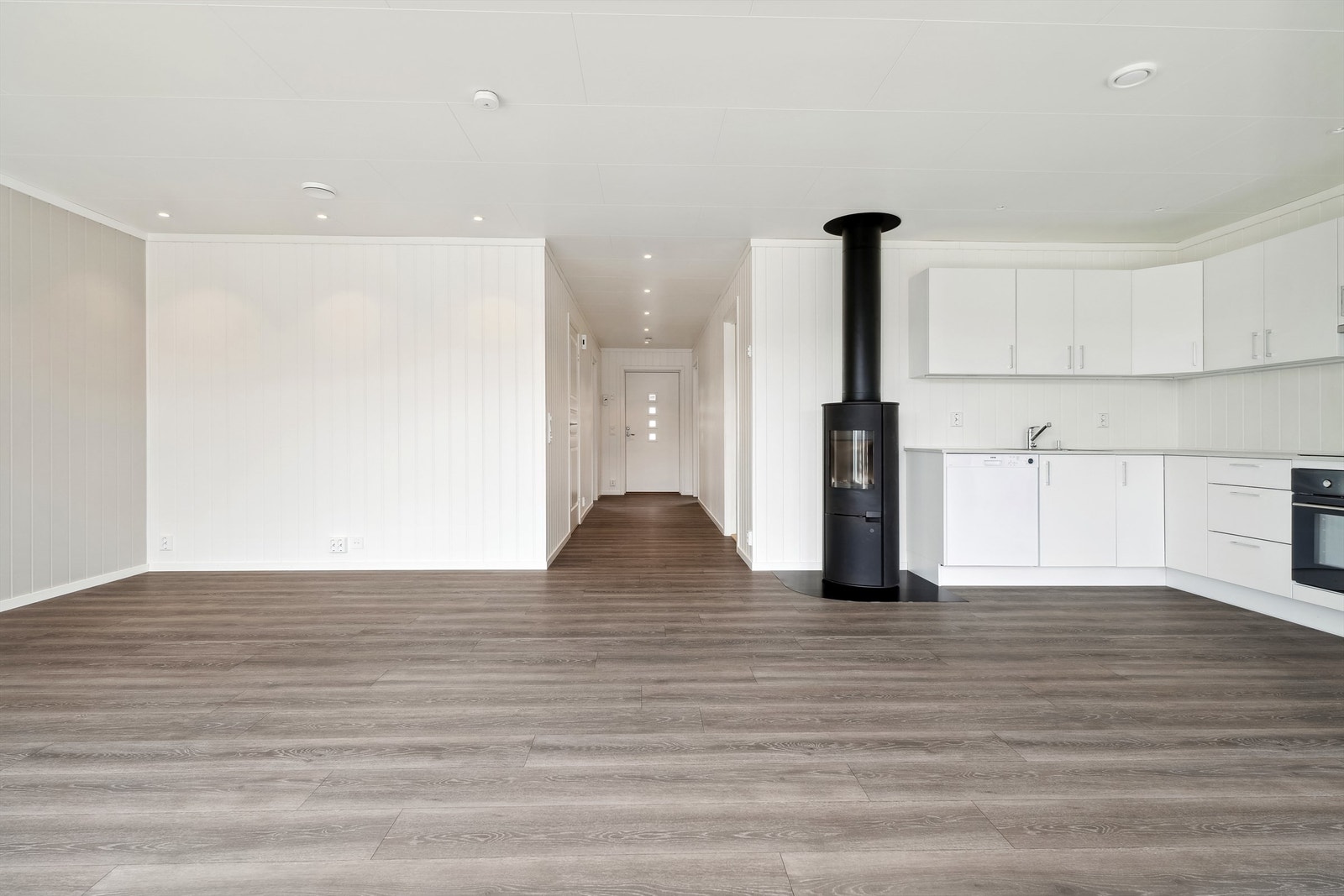 Lys leilighet. Kjøkken med integrerte hvitevarer. Galleribilde