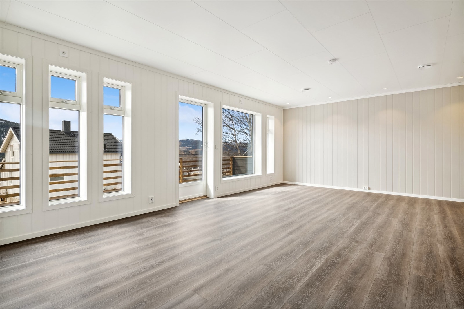 Stue med godt lysinnslipp. Galleribilde