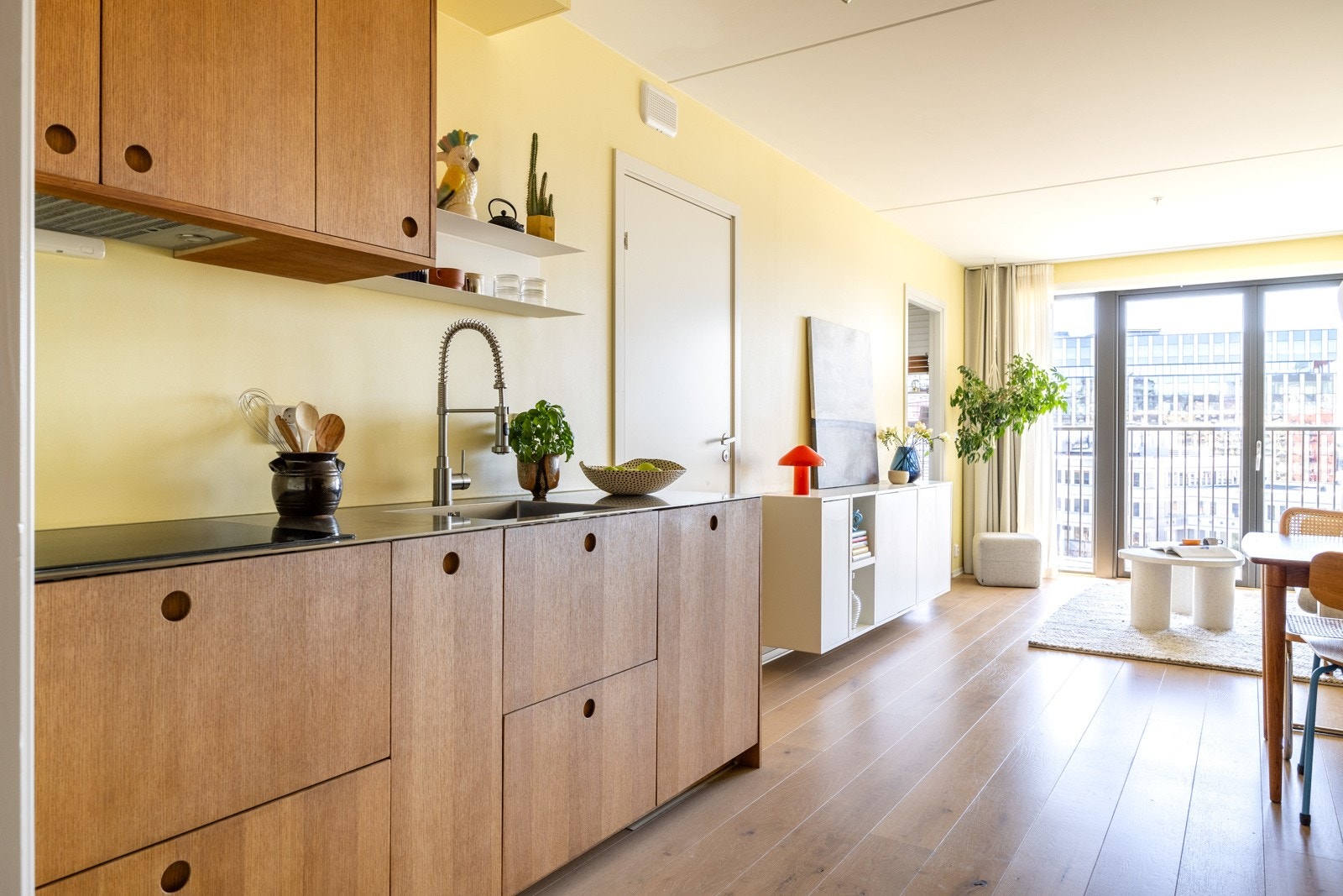 Det er godt med skapplass på kjøkkenet. Galleribilde