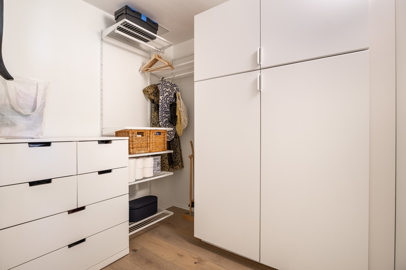 Innvendig bod i leiligheten som kan brukes til oppbevaring eller omkledningsrom. Galleribilde