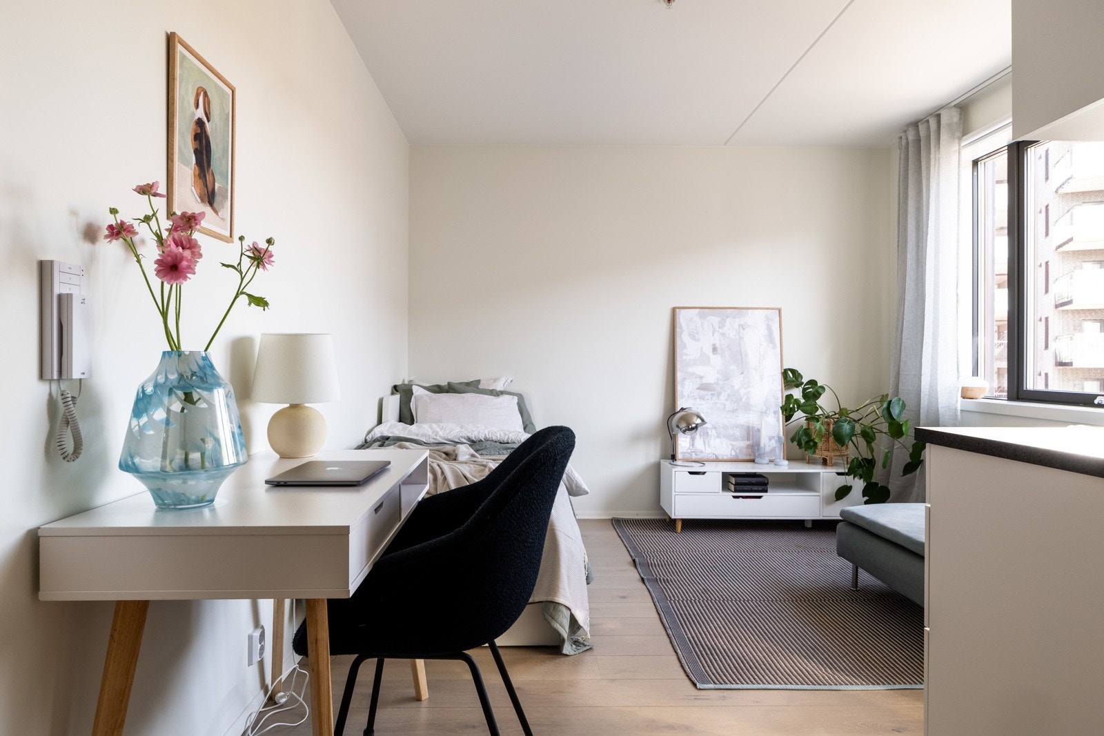 Hybel med egen stue/kjøkken, samt bad. Galleribilde