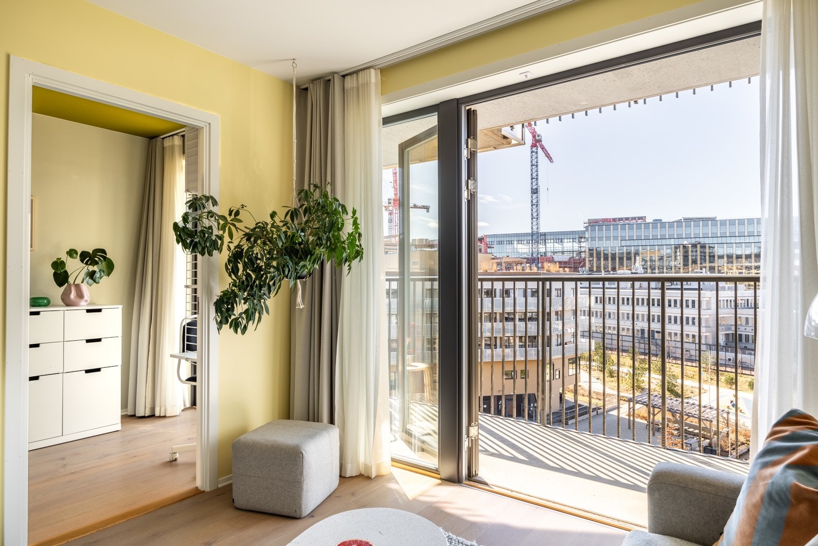 Tilgang til balkong fra åpen stue/kjøkken løsning. Galleribilde