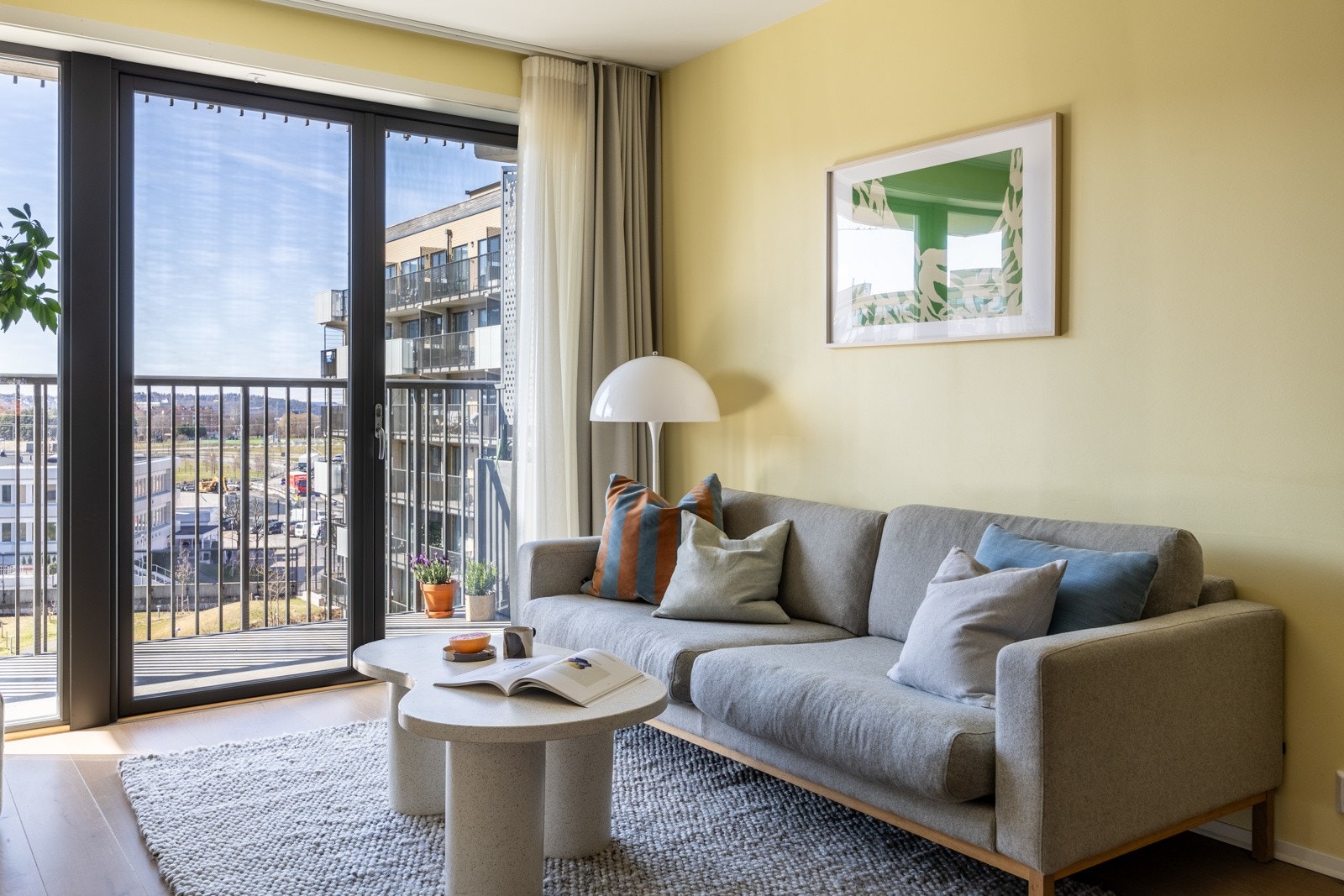 Stuen er romslig med store vinduer som slipper inn godt med naturlig lys. Galleribilde