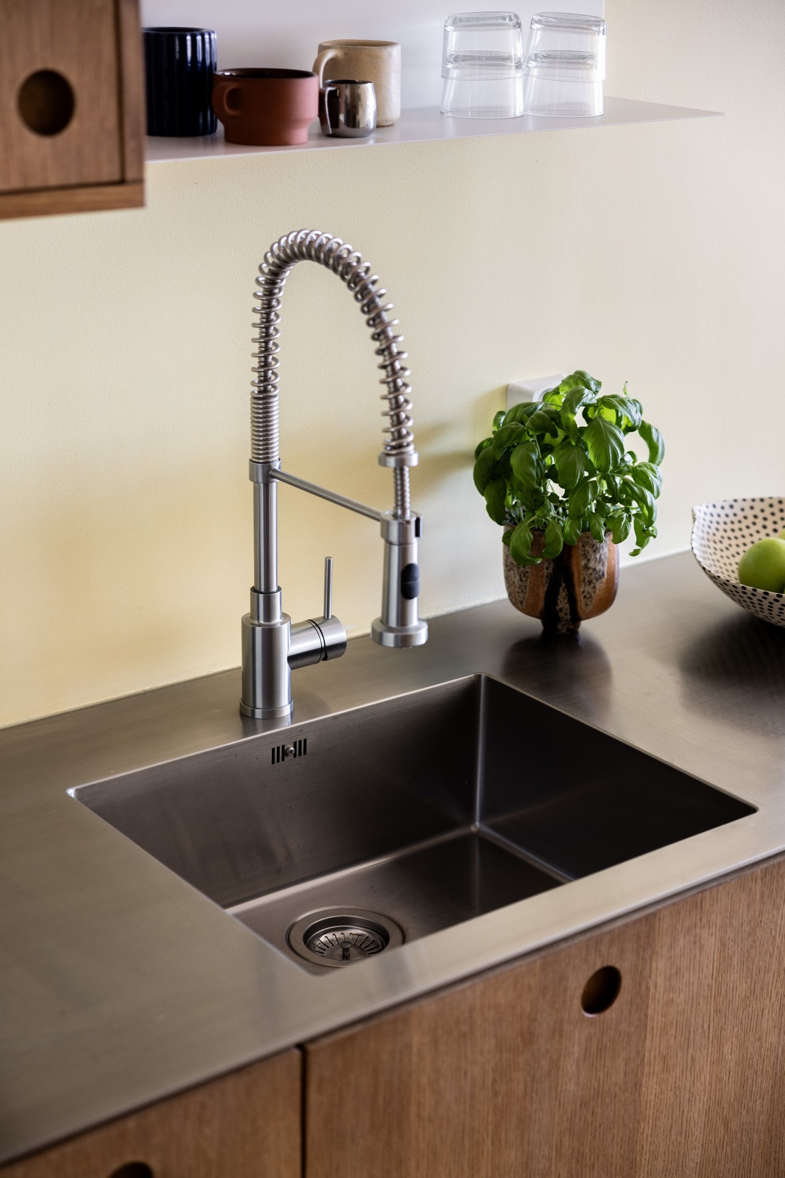 Stål benkeplate med integrert vaskekum på kjøkkenet. Galleribilde