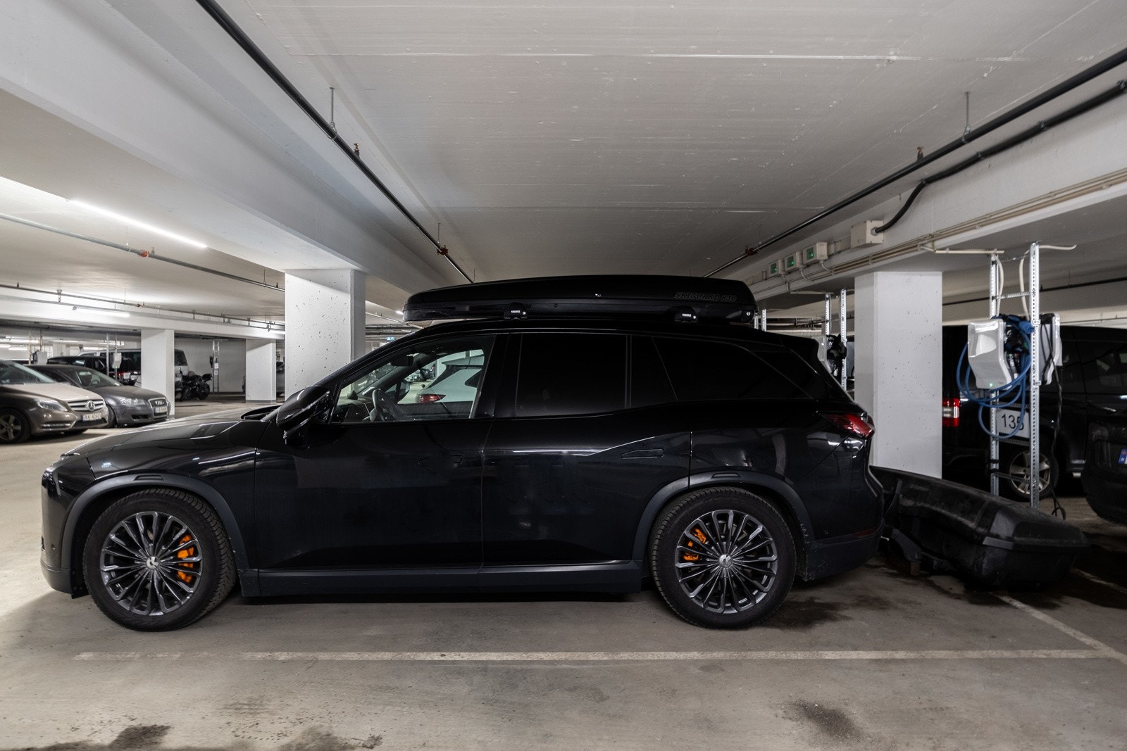 Leiligheten disponerer egen garasjeplass med el-bil lader! Ikke egen parkering for leietaker. Galleribilde