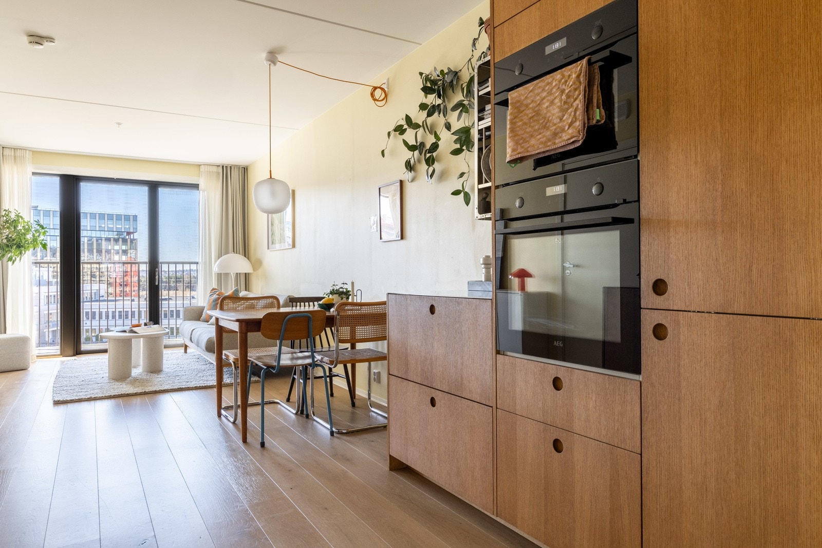 Lekkert kjøkken med design fronter i eikefiner. Galleribilde