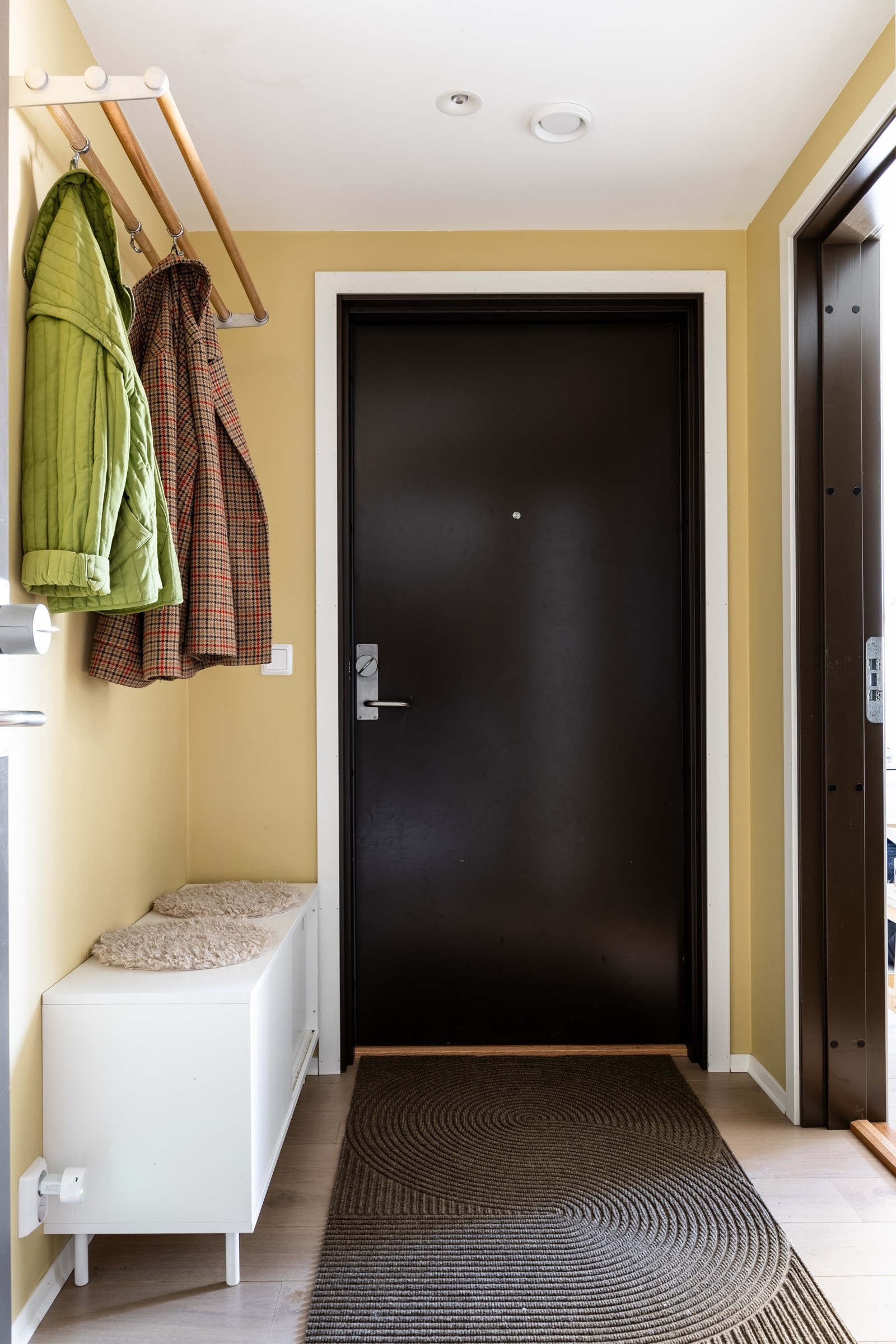 Entreen er romslig og har tilknyning til både leiligheten og hybelen. Galleribilde