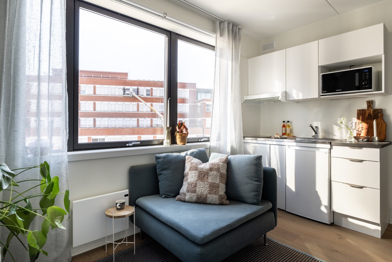 Egen kjøkkenkrok med koketopp og kjøleskap. Laminert benkeplate med oppvaskkum. Galleribilde