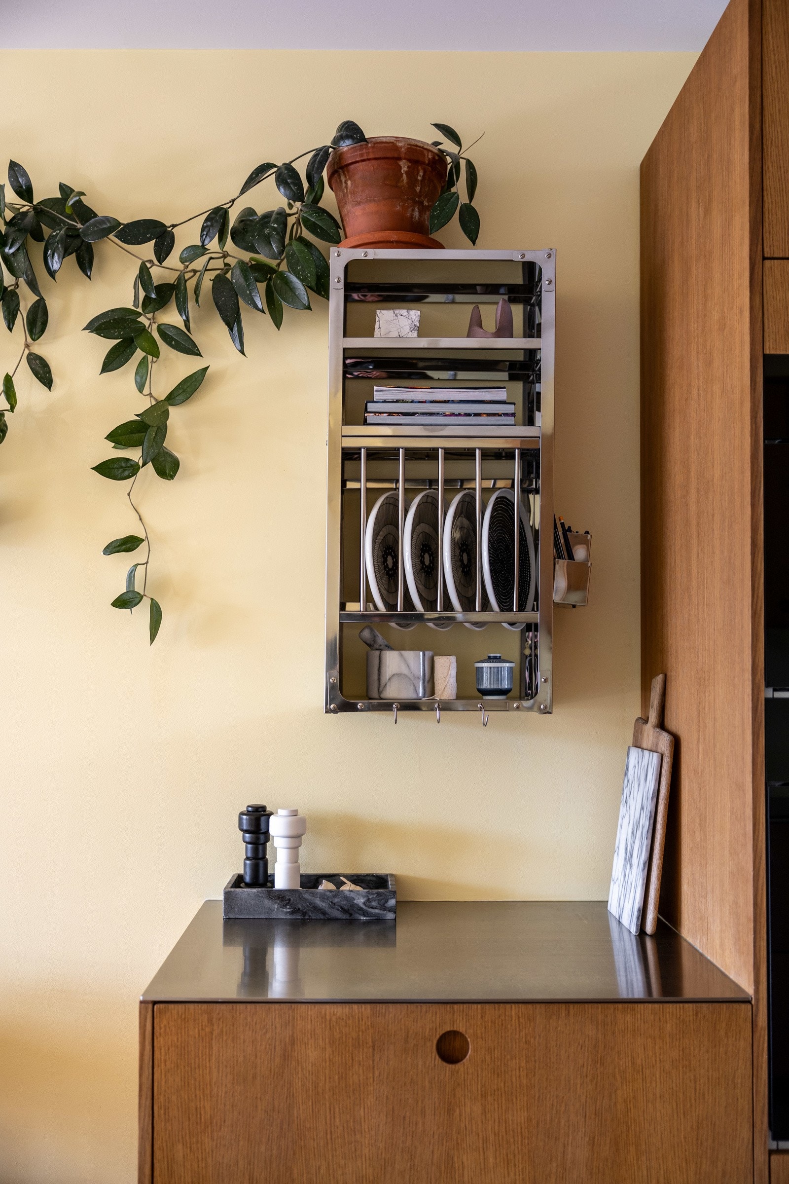 Fine vegghyller som gir et ekstra preg til kjøkkenet. Galleribilde