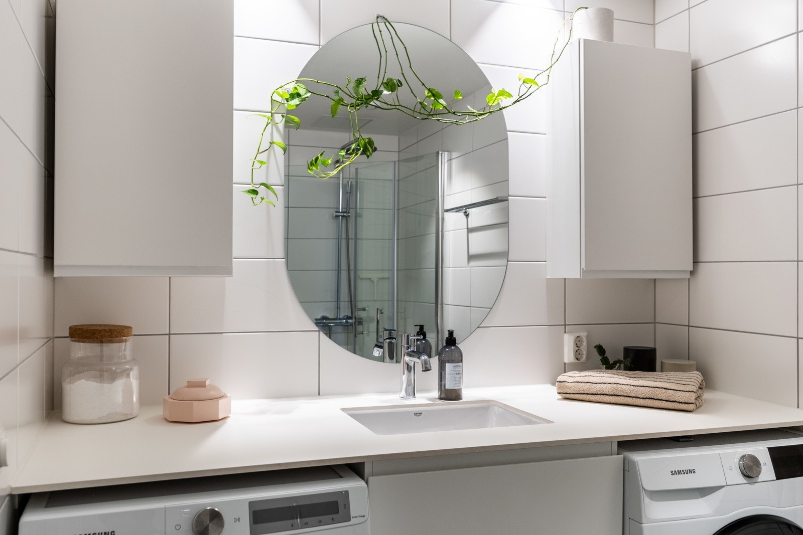 Badet er fint og praktisk innredet. Galleribilde