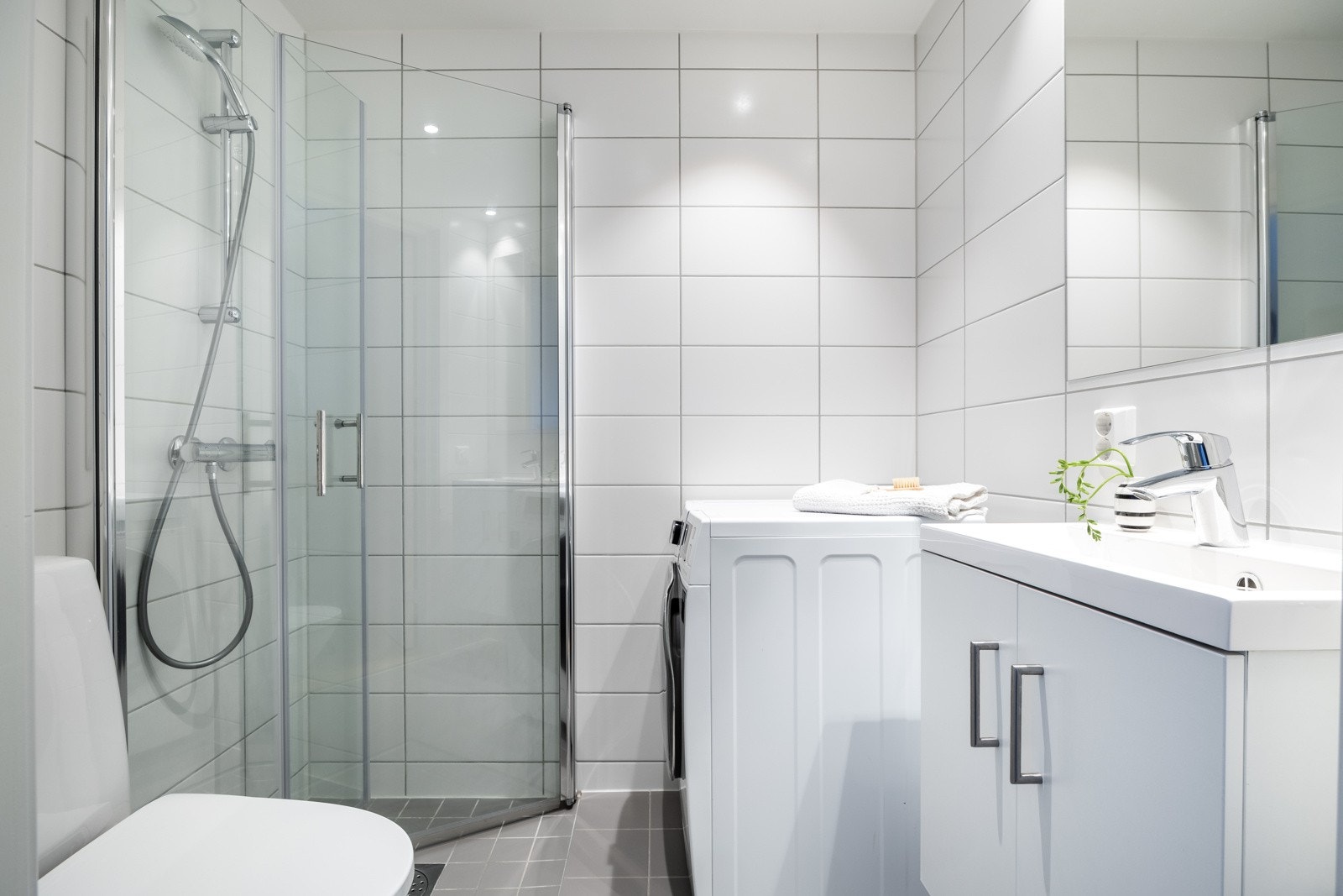 Hybelen har eget bad med toalett, dusjhjørne og servant. Galleribilde