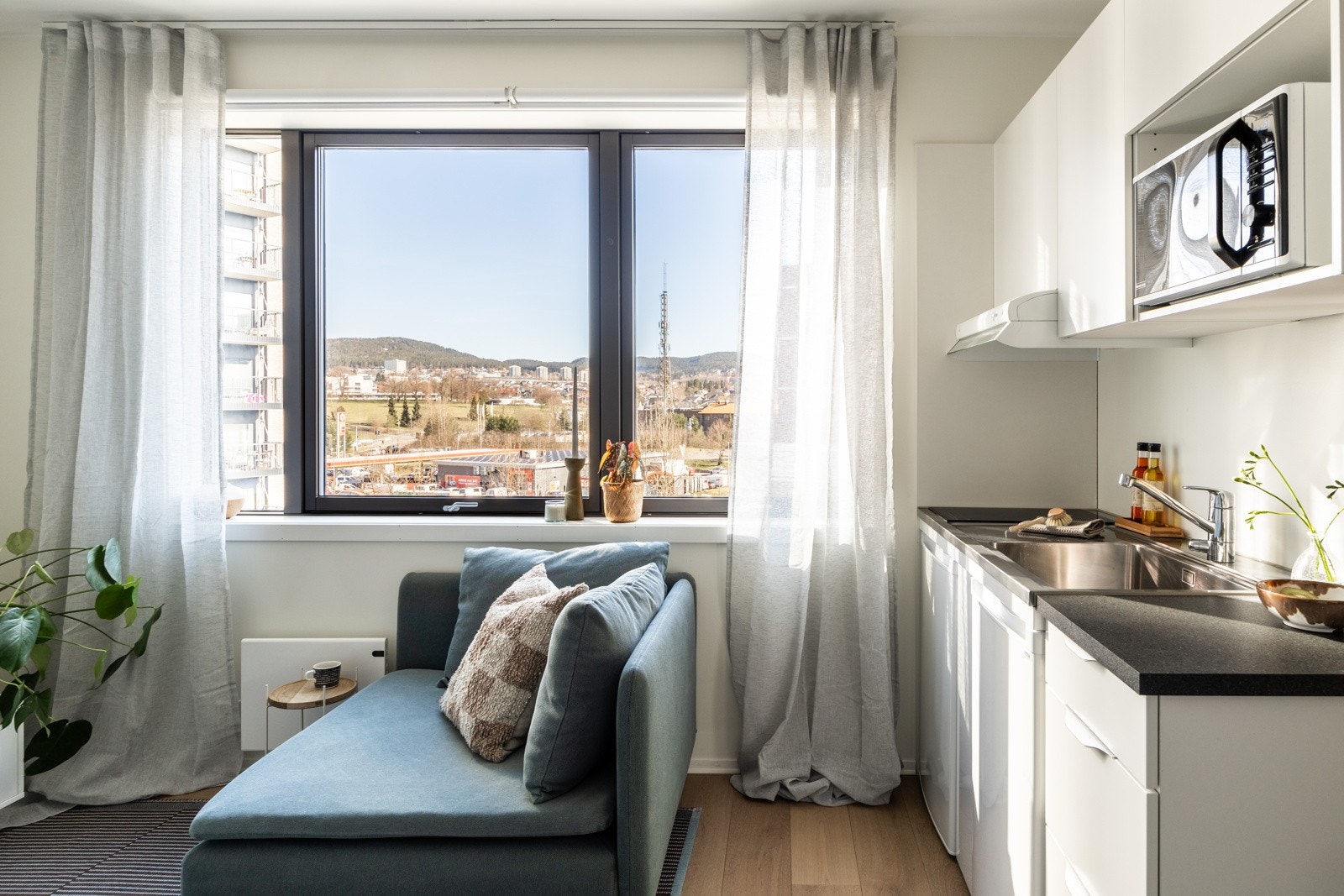 Fin utsikt fra sofakrok og kjøkkendel. Galleribilde