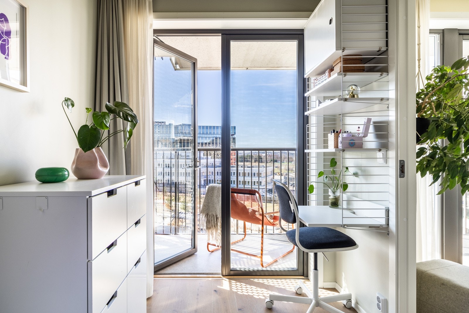 Det ene soverommet har tilgang ut til balkongen. Rommet er også tilknyttet stuen. Galleribilde