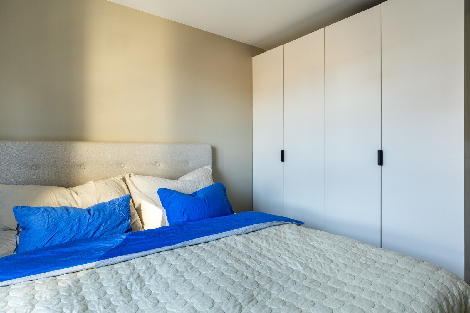 Gode muligheter for oppbevaring av klær og sko. Galleribilde