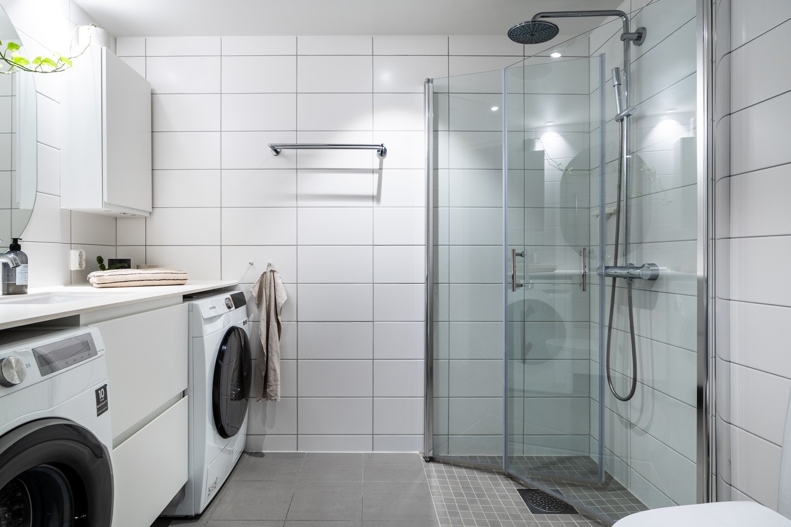 Moderne bad i leiligheten med lyse fliser på vegger og gulv. Galleribilde