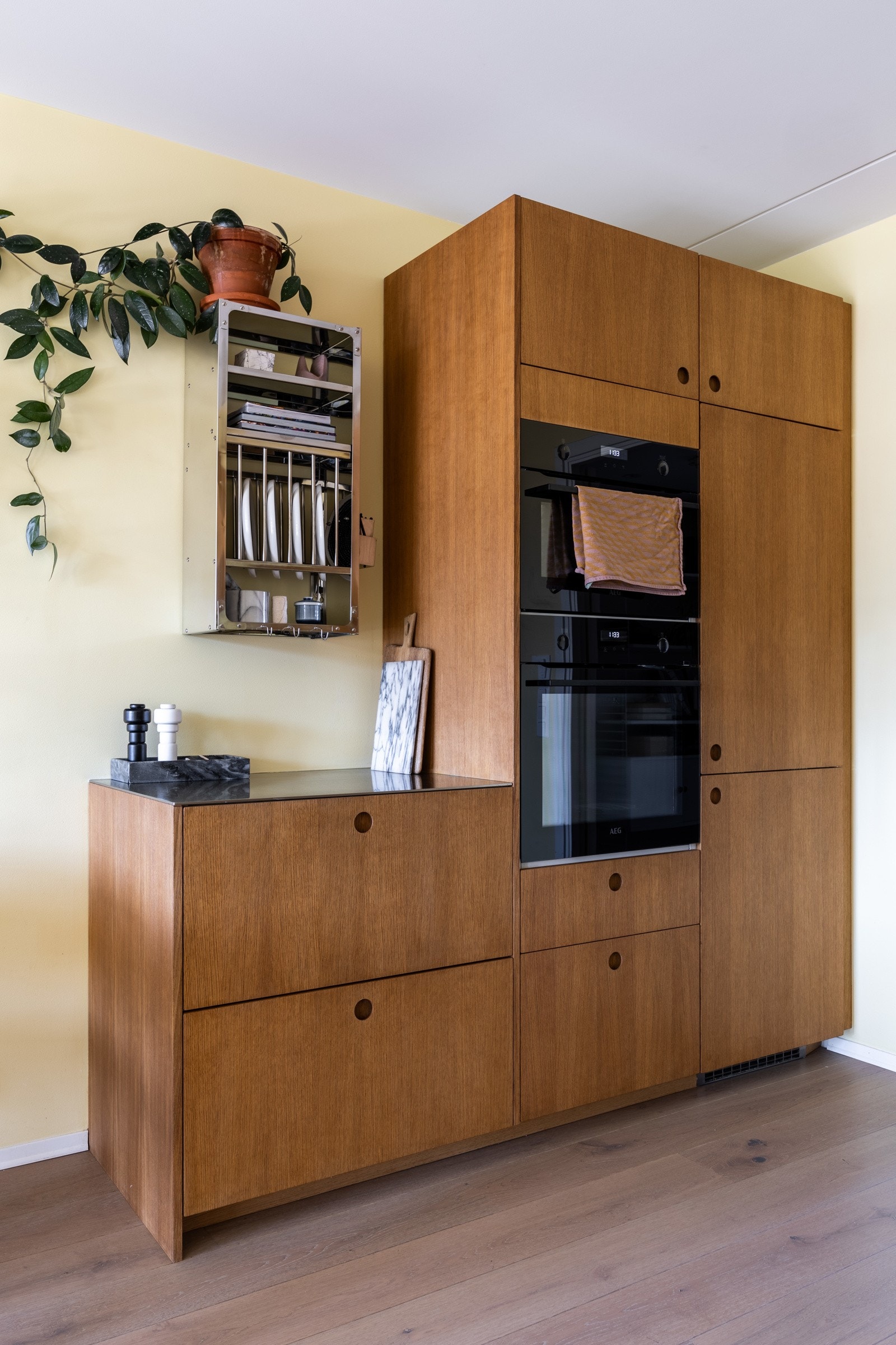 Integrerte hvitevarer i en lekker sort farge som gir en fin kontrast til frontene. Galleribilde