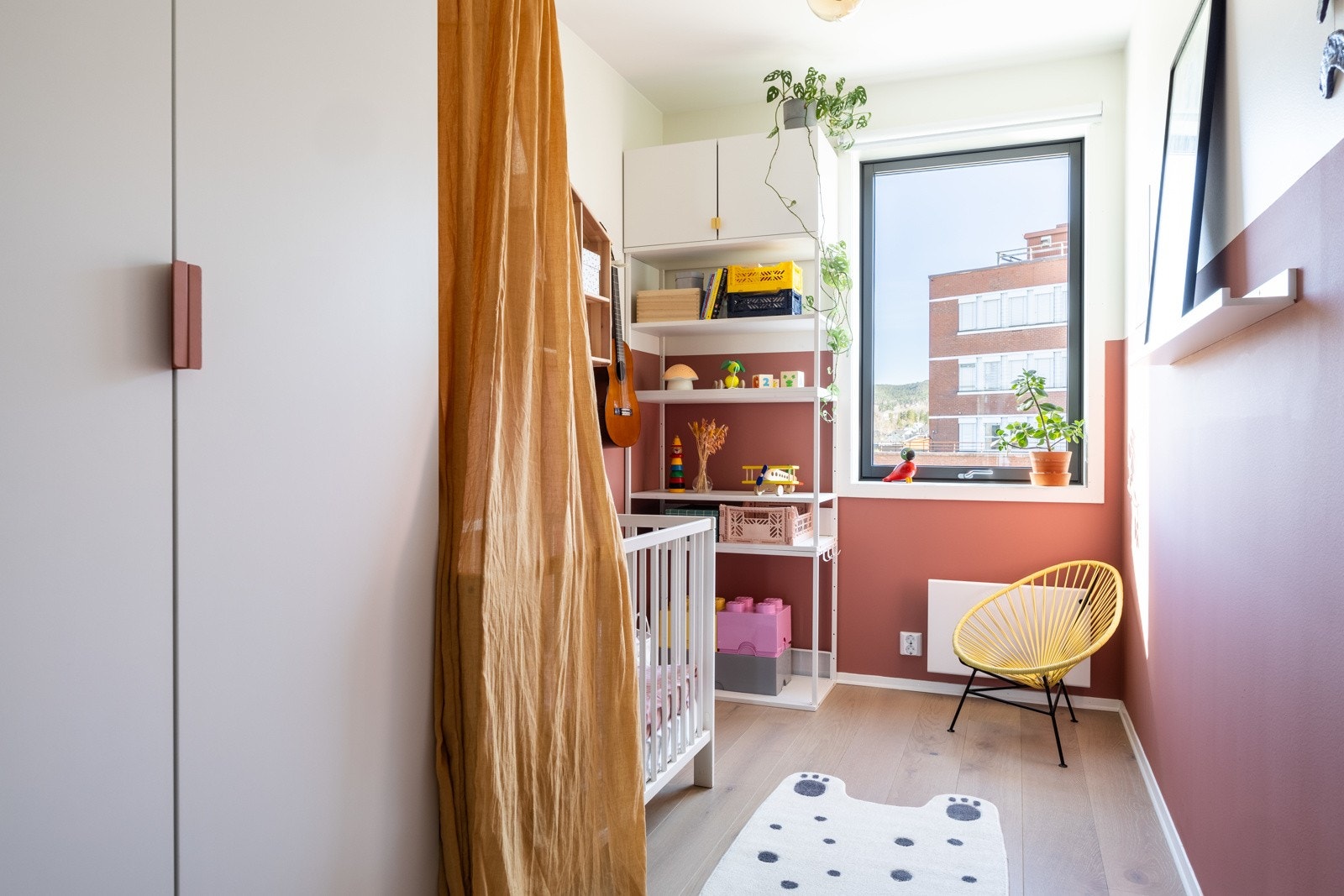 Fin farge på veggene og utsikt til nabolaget. Galleribilde