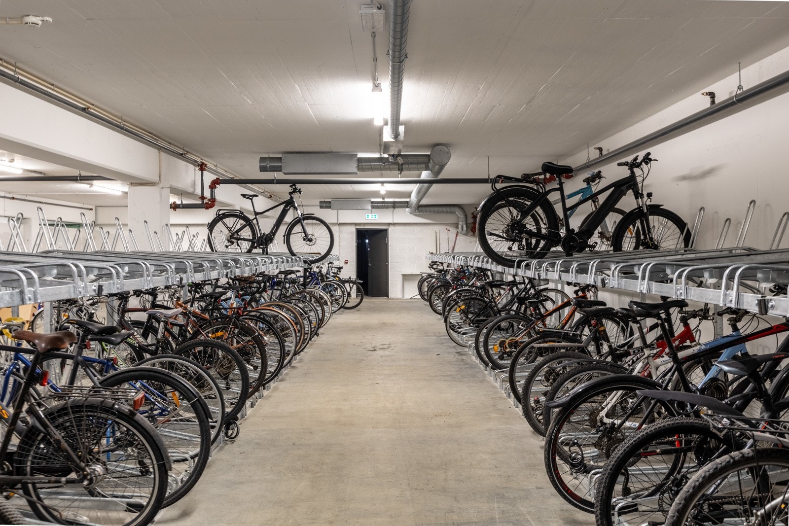 Felles sykkelparkering. Galleribilde