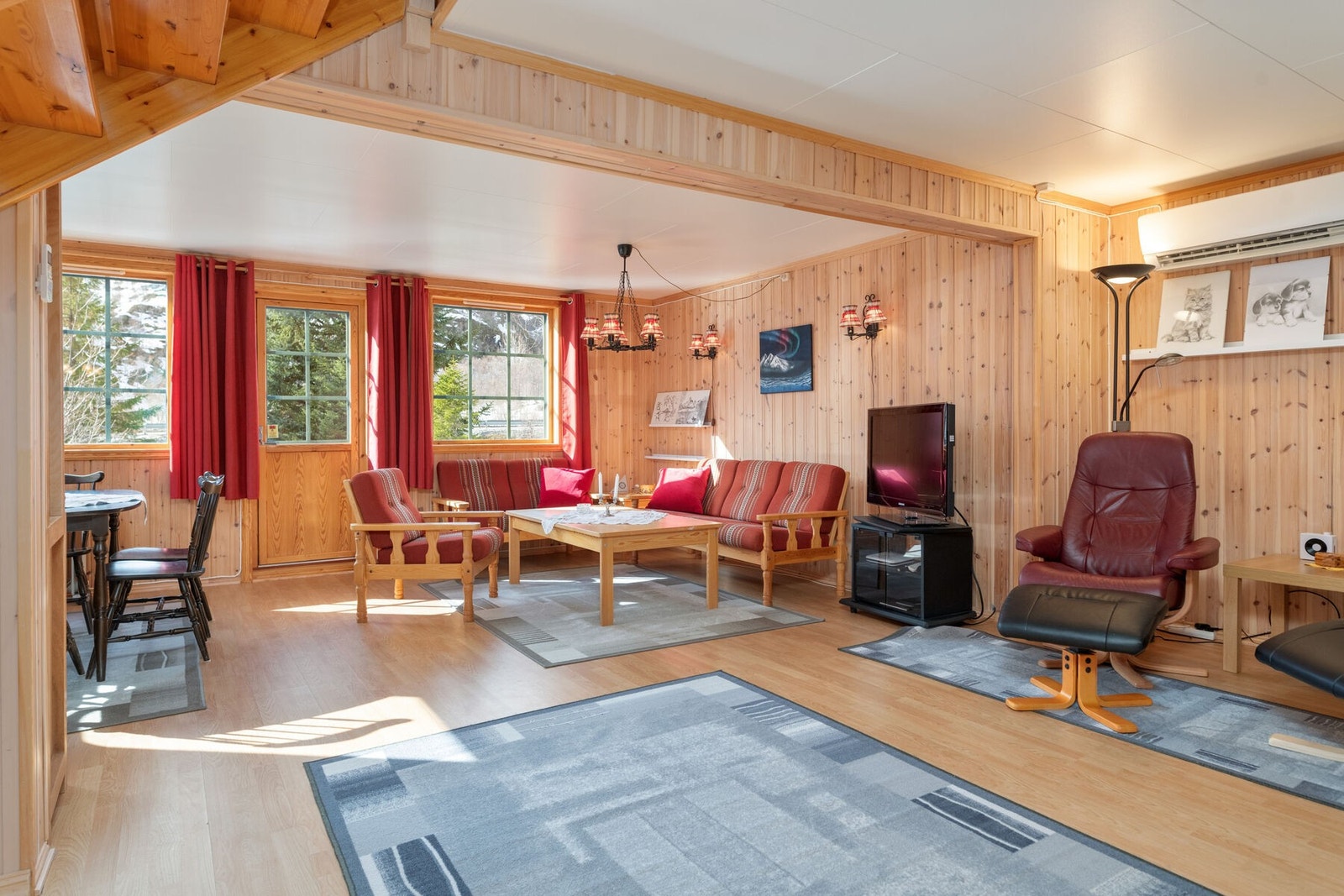 Romslig stue med gode møbleringsmuligheter. Galleribilde