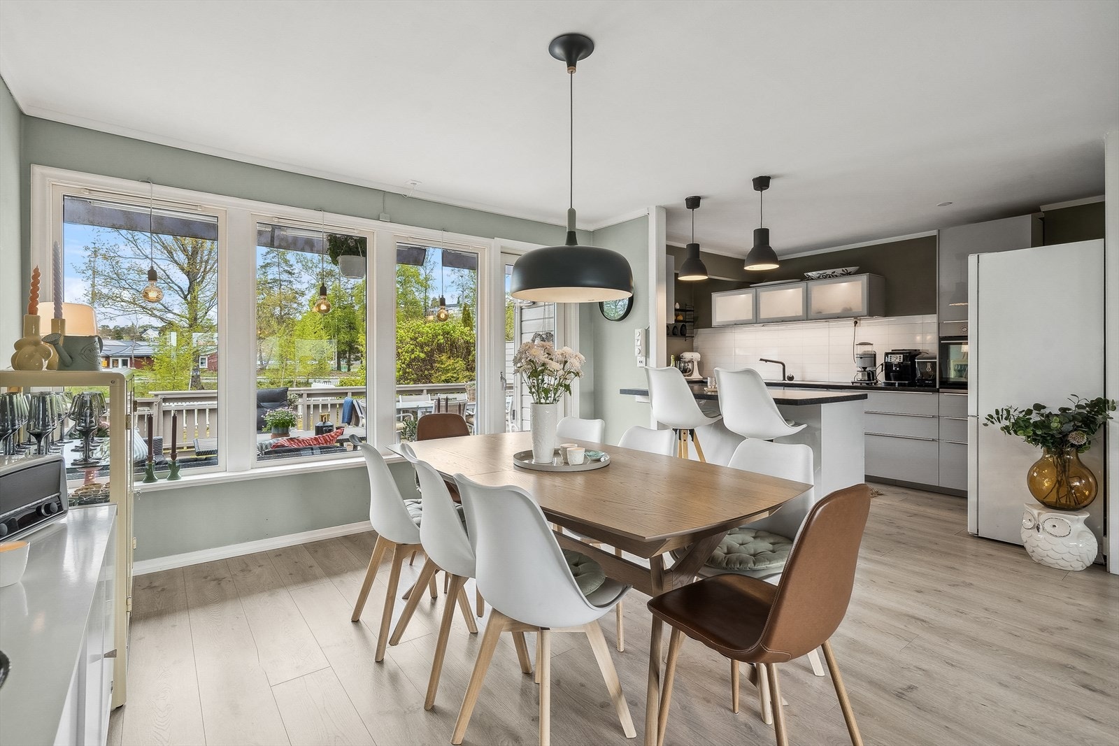 Fin plass for spisestuen med utgang ut til veranda. Galleribilde