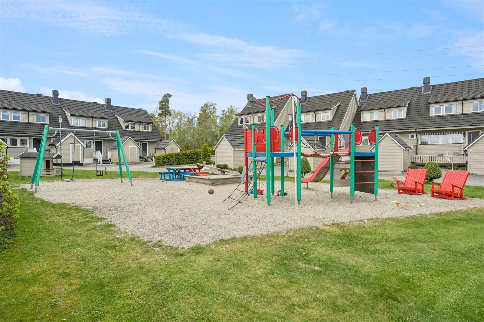 Lekeplassen rett utenfor inngangspartiet ditt. Galleribilde