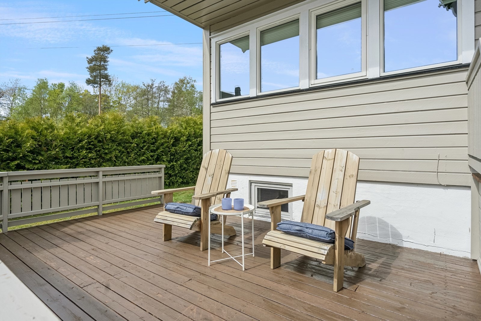 Terrasse på fremsiden av boligen. Galleribilde