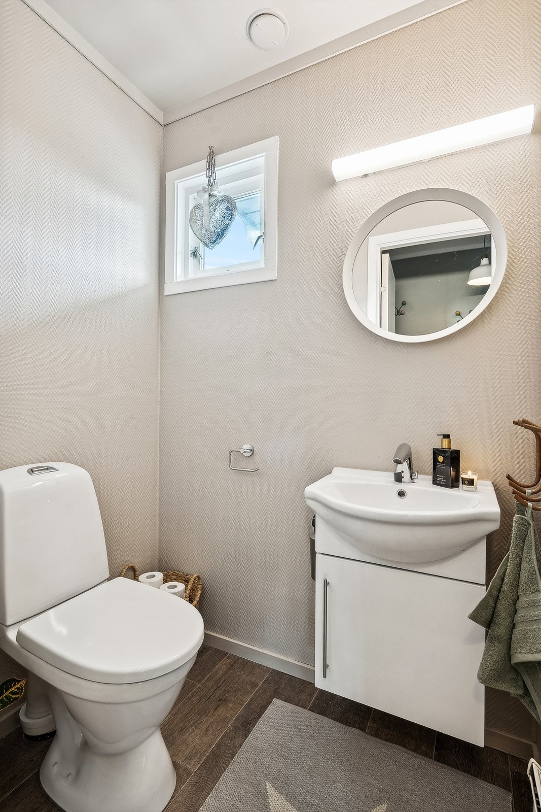 Gjestetoalett i hovedetasje. Galleribilde