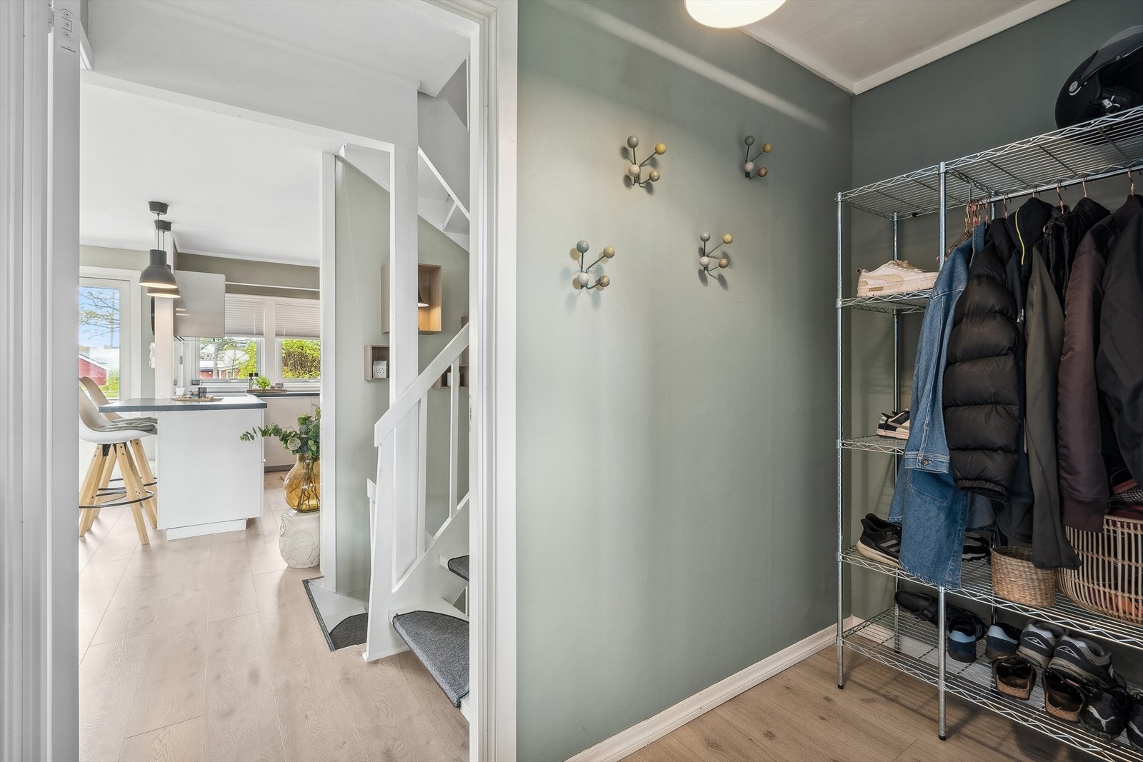 Entré med godt av plass for oppheng av yttertøy og sko. Galleribilde
