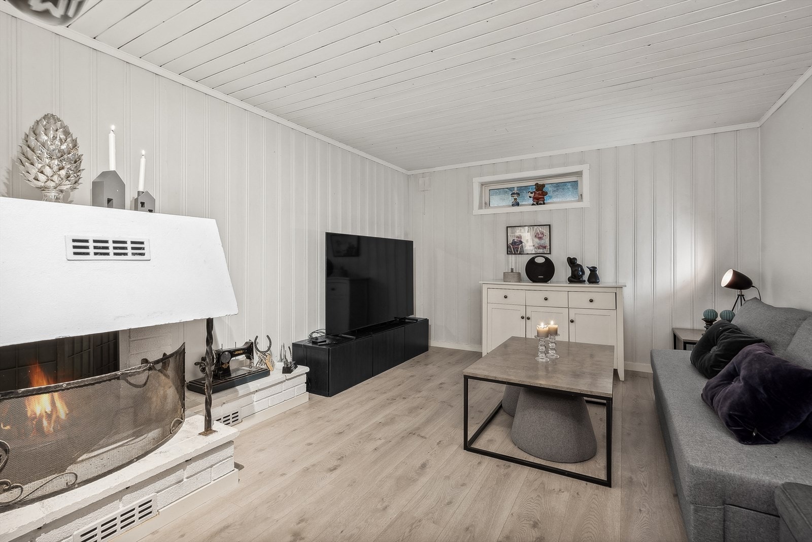Kjellerstue med peis Galleribilde