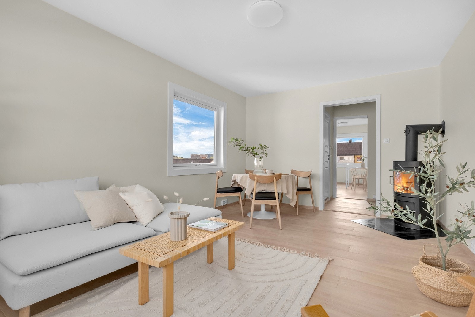 Stue med plass til både sofagruppe og spiseseksjon. Galleribilde