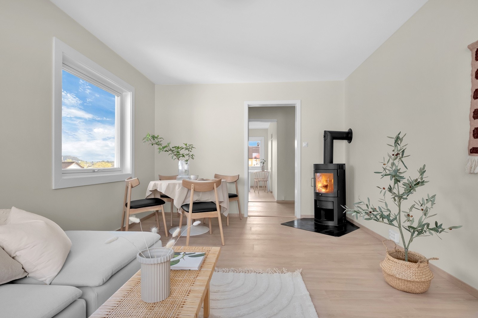 Stua er utstyrt med vedovn. Galleribilde