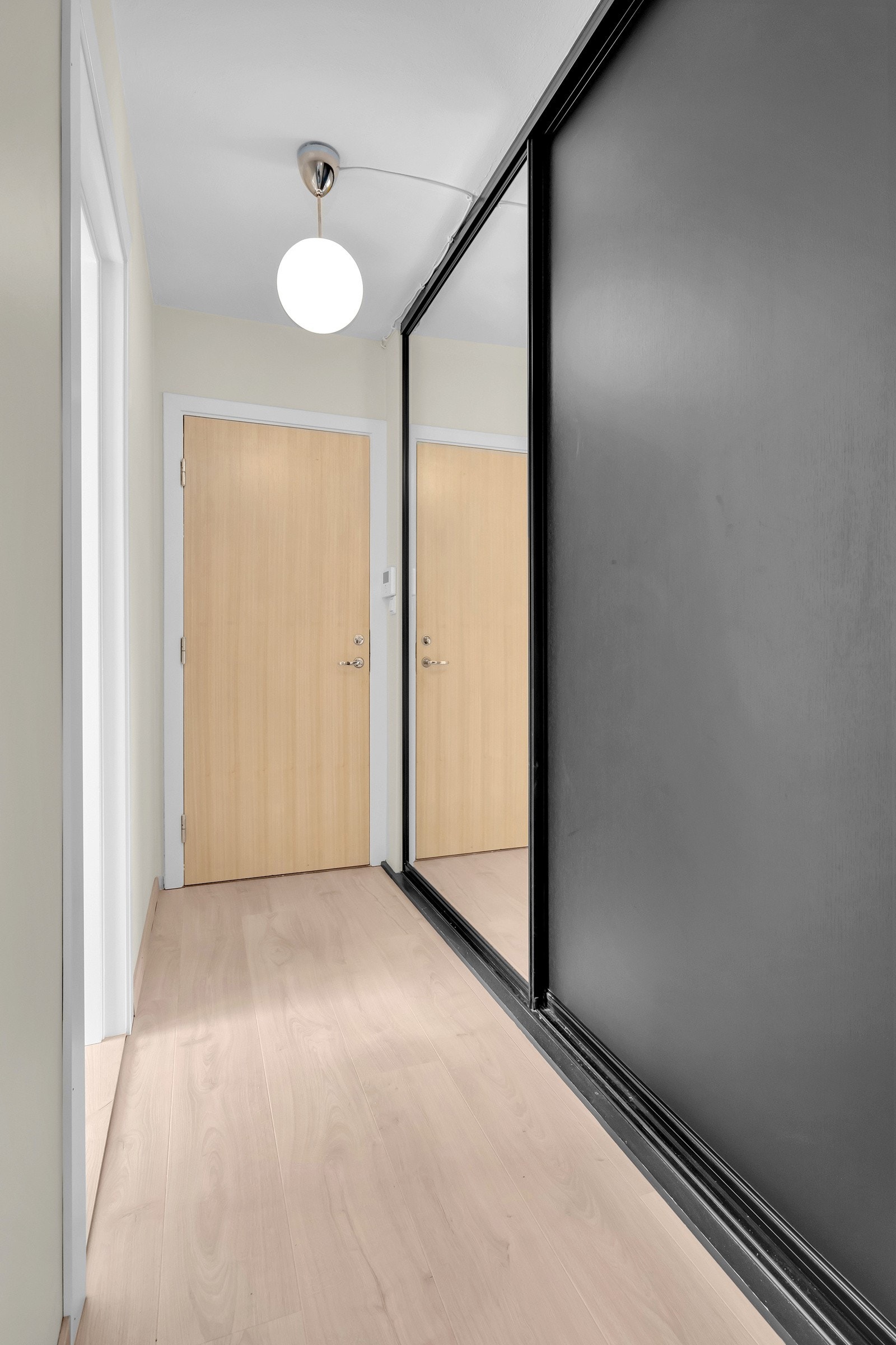 I gangen er det skyvedørsgarderobe. Galleribilde