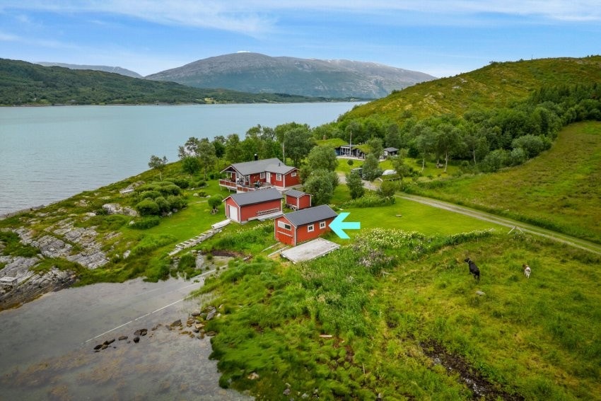 Naust som hører til eiendommen er pilsatt. Flytebryggen er her tatt opp og ligger ved siden av naustet. Galleribilde