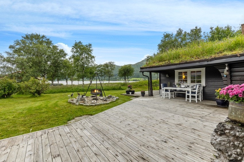 Stor markterrasse foran alle bygningene på eiendommen Galleribilde