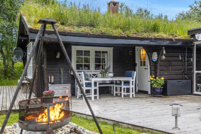 Med på kjøpet følger stort sett alt av innbo, utemøbler, bålpanne, gressklippere, båt, fiskeutstyr m.m. Galleribilde