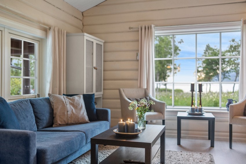 Store vindusflater som slipper mye lys inn i stua Galleribilde