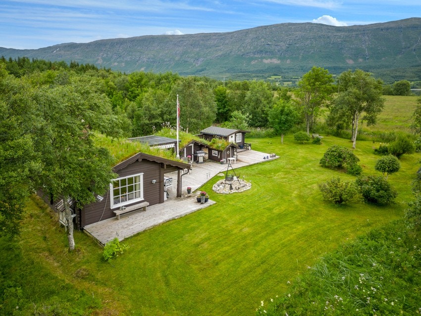 Stor plen rundt hytta hvor det er muligheter for spill og lek Galleribilde
