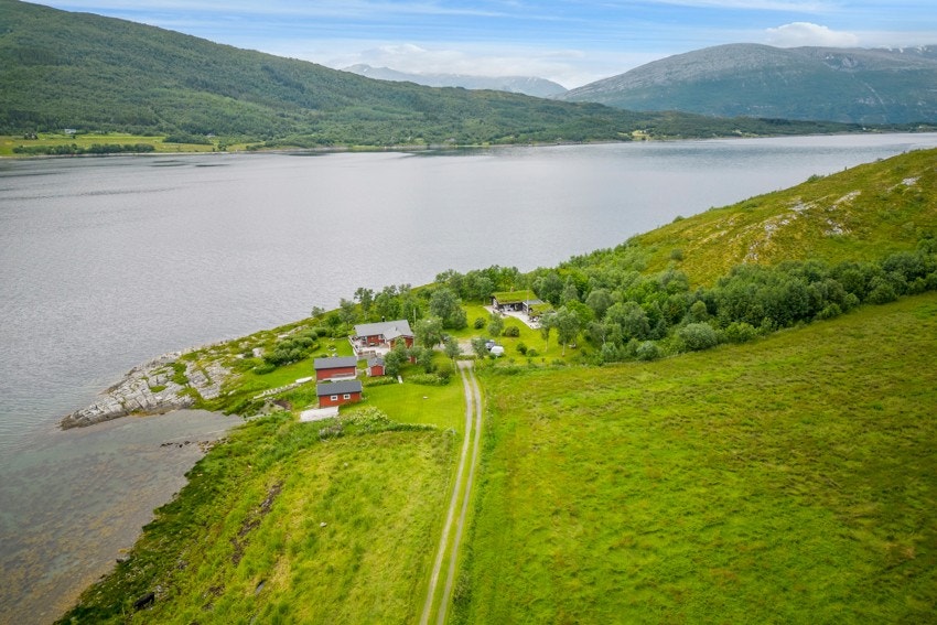 Adkomst via privat stikkvei til hytta fra kommunal vei. Med bil så tar turen hit kun ca. 50 min via Fv17 og Nesnaveien/Fv810 fra Mo I Rana. Galleribilde