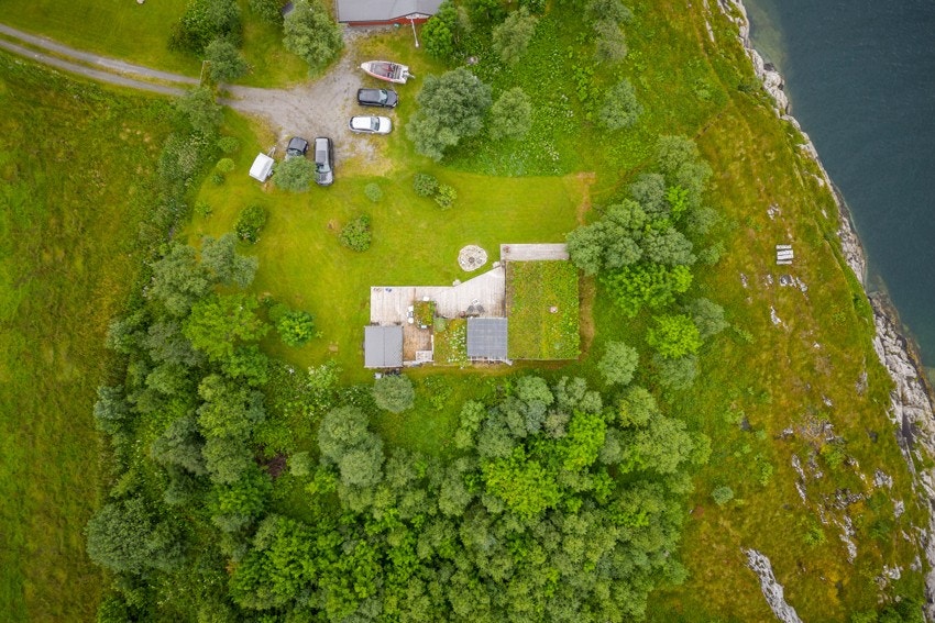 Eiendommen sett ovenfra - god plass til parkering Galleribilde