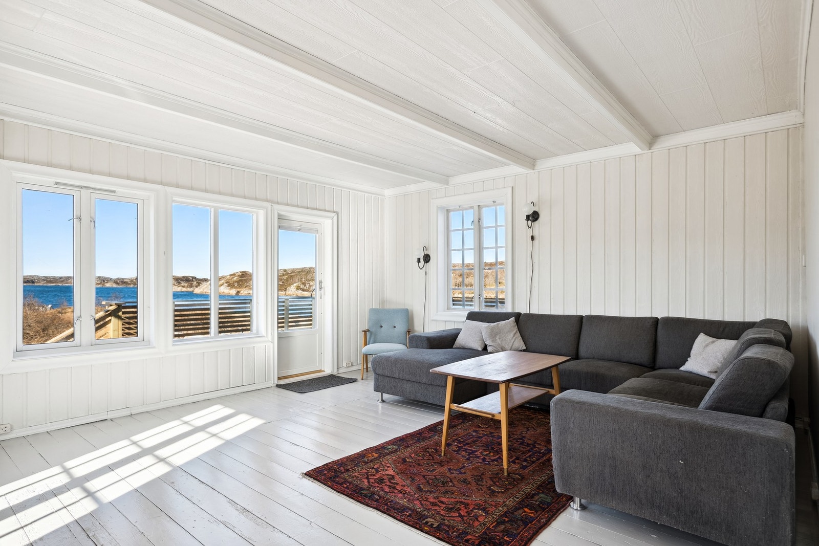 Enebolig med idyllisk beliggenhet nær sjøen Galleribilde