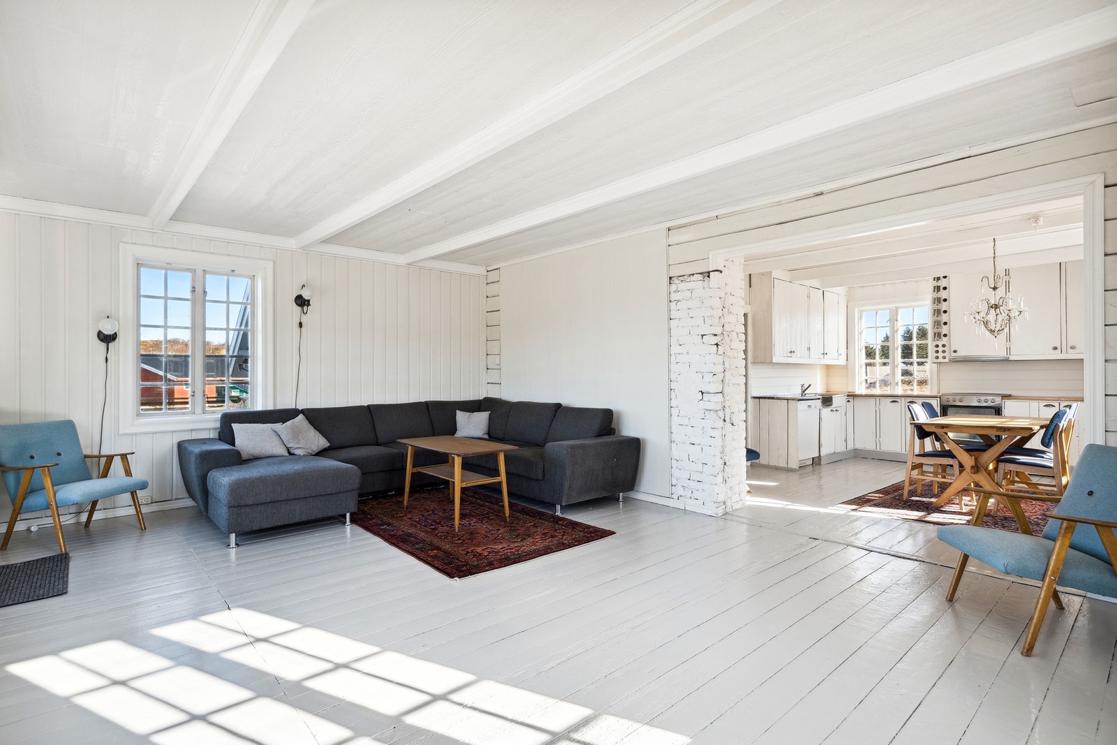 Stuen er lys og romslig og har plass til blant annet sofagruppe, spisebord m.m. Galleribilde