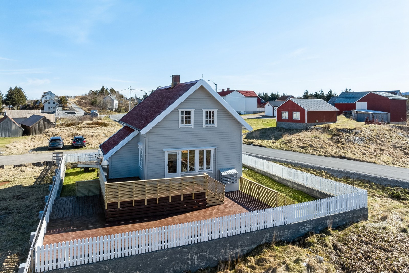 Tomten på 335 kvm. er opparbeidet med terrasse, plen og gruslagt parkeringsplass Galleribilde