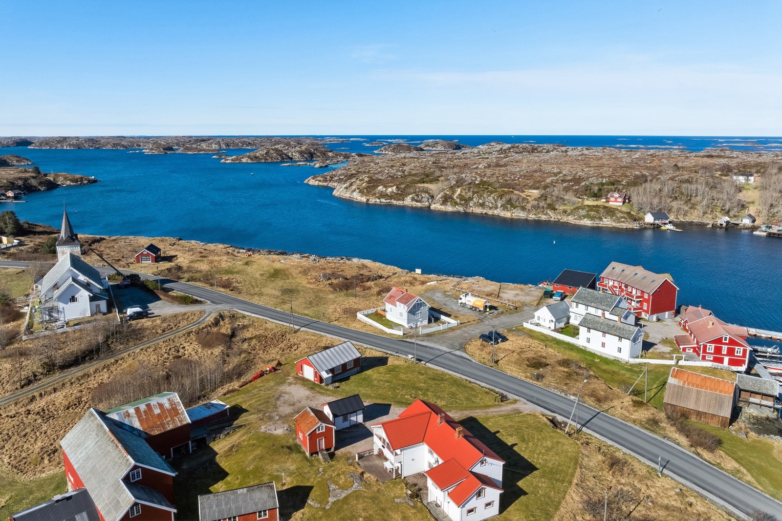 Eiendommen ligger på Kvenvær, like ved Kvenvær kirke Galleribilde