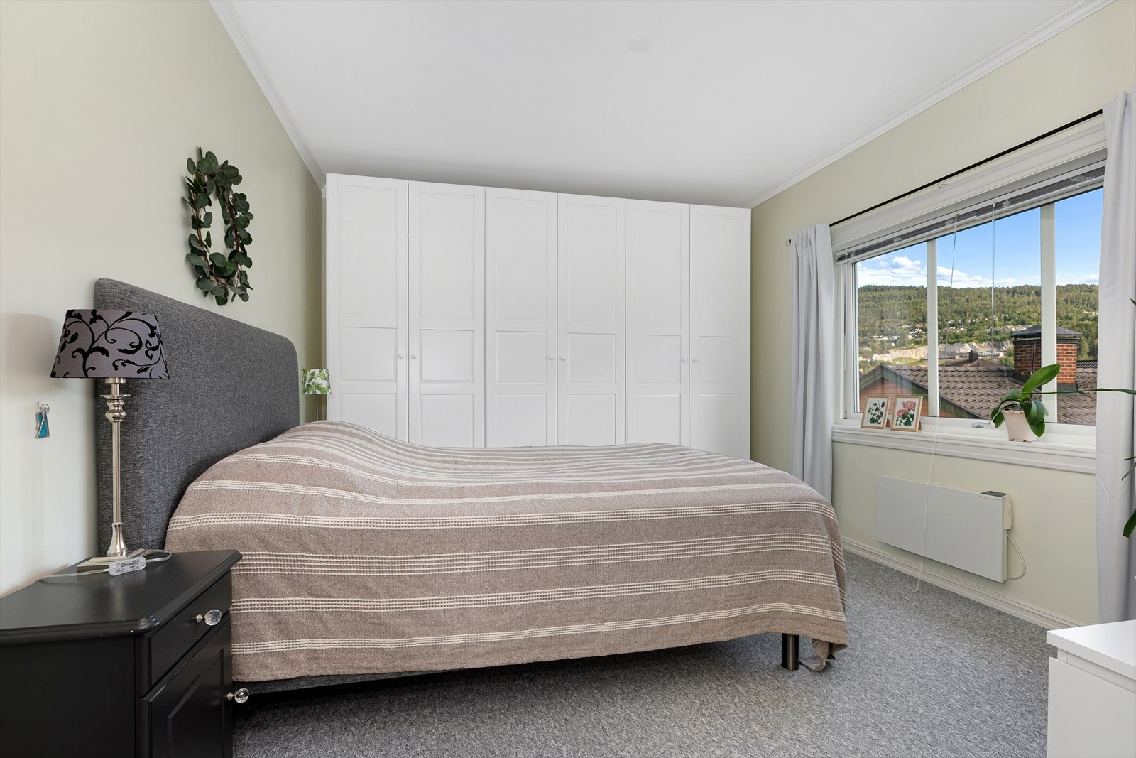 Det er ett soverom med plass for seng, nattbord, garderobeskap eller annen oppbevaringsmøbel. Galleribilde