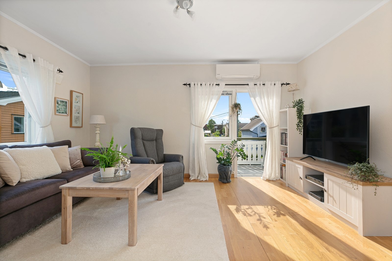 Fra stuen er det utgang til en balkong på 8 kvm. Galleribilde