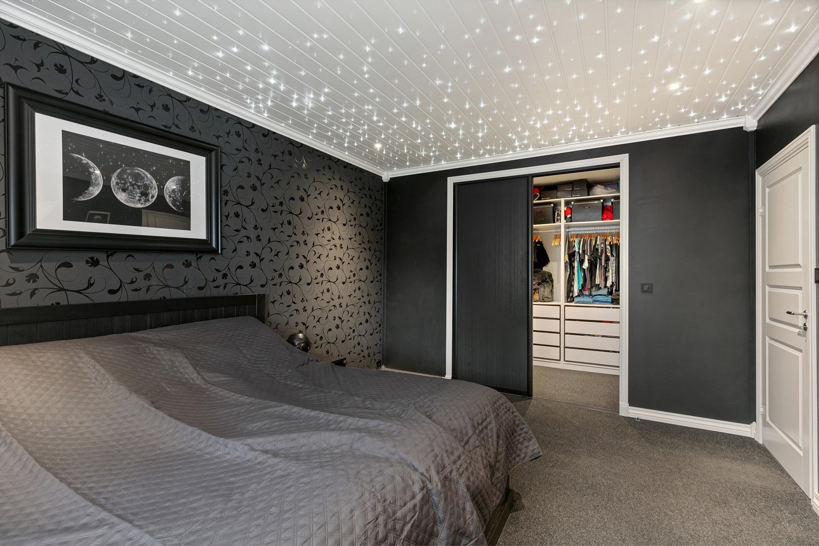 I 1.etasje er det et stort soverom med god plass for dobbeltseng og nattbord. Galleribilde