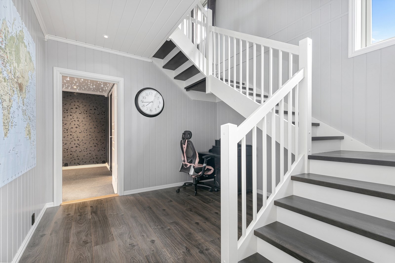 Trappen i entréen tar deg opp til 2.etasje. Galleribilde